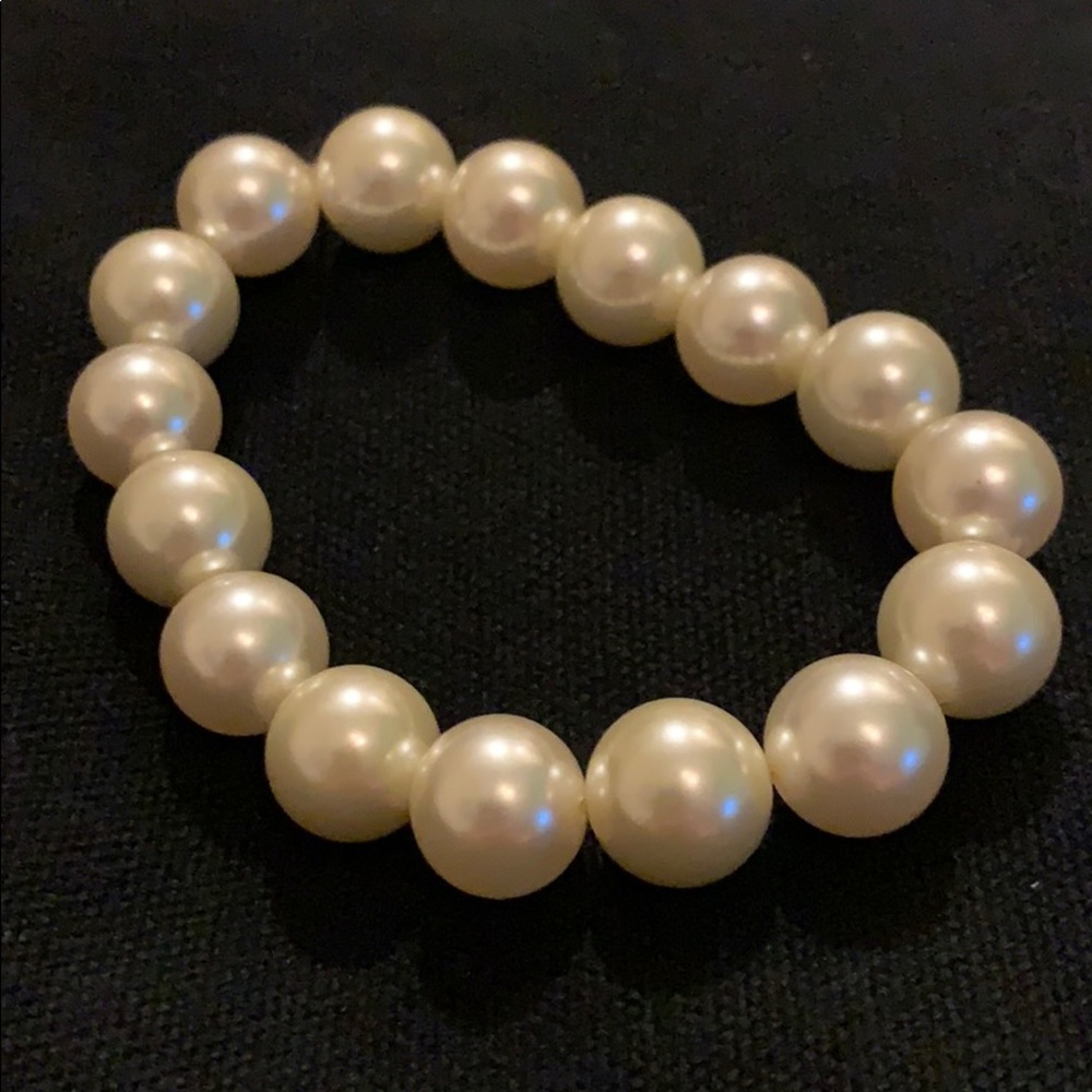Bracelet -faux pearls